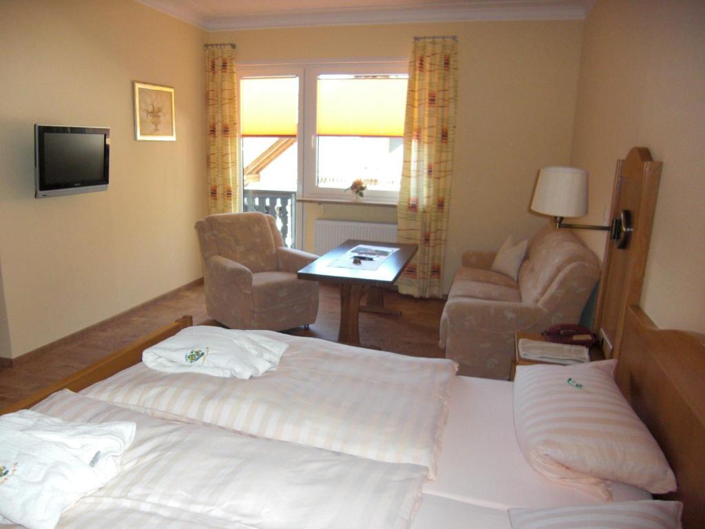 Wald-Hotel Heppe Dammbach Rum bild