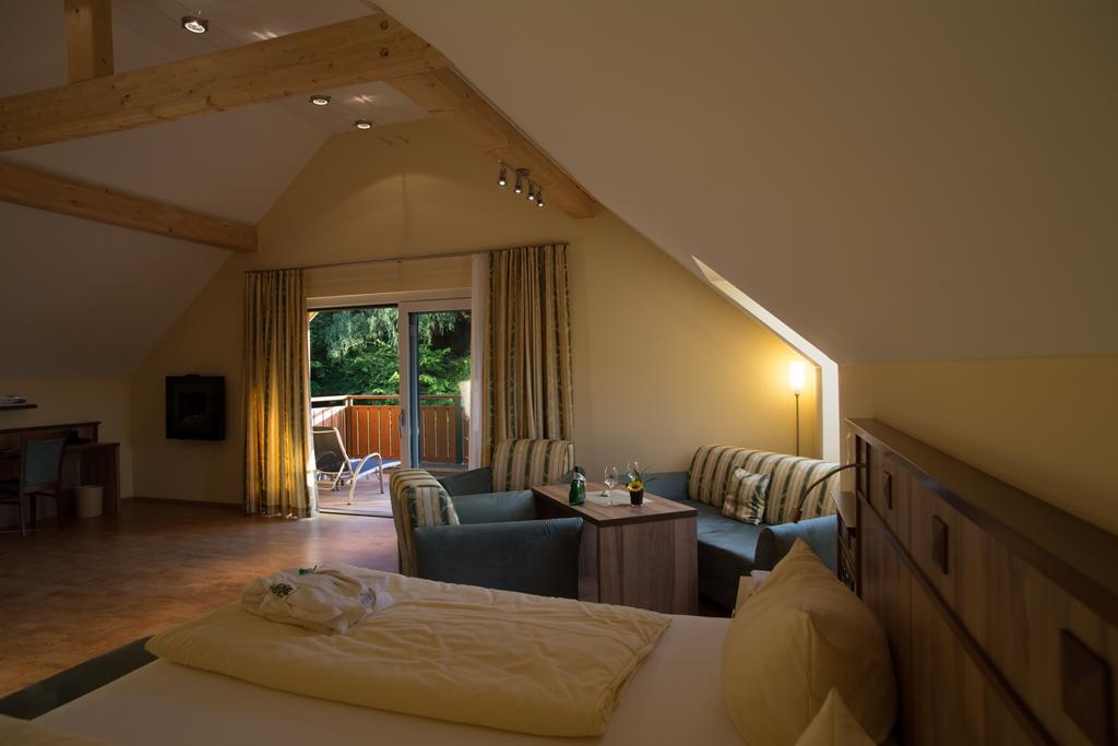 Wald-Hotel Heppe Dammbach Rum bild
