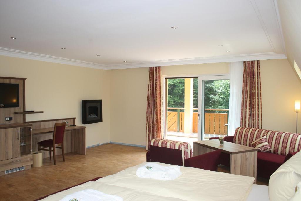 Wald-Hotel Heppe Dammbach Rum bild