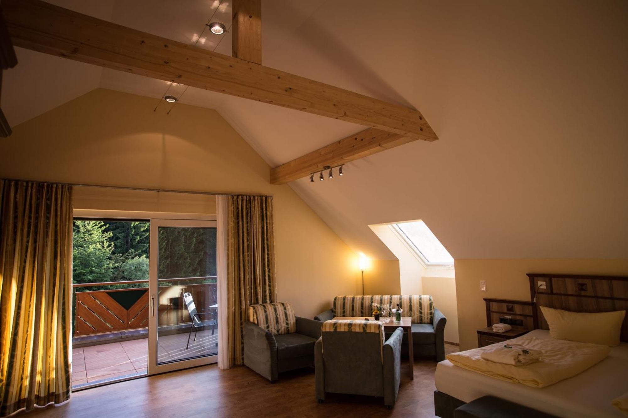 Wald-Hotel Heppe Dammbach Rum bild
