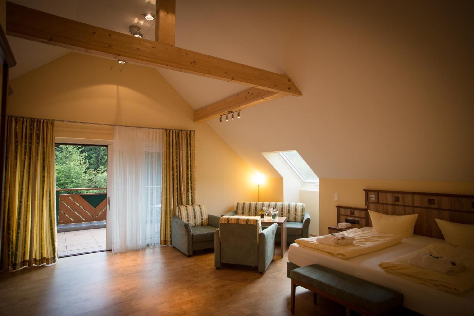 Wald-Hotel Heppe Dammbach Rum bild