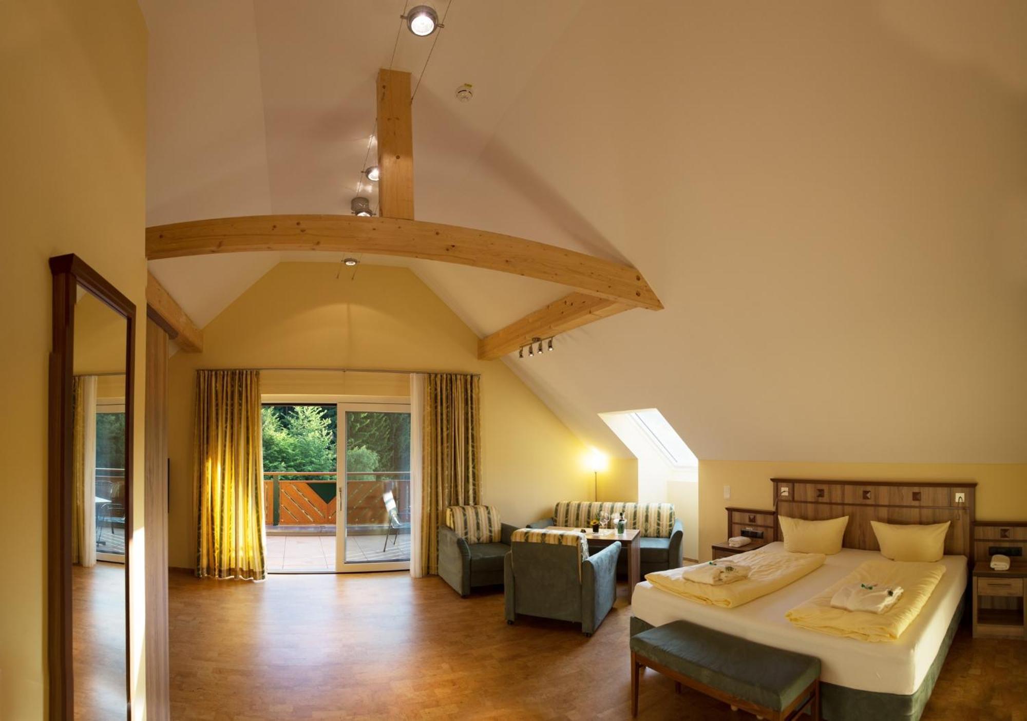 Wald-Hotel Heppe Dammbach Rum bild
