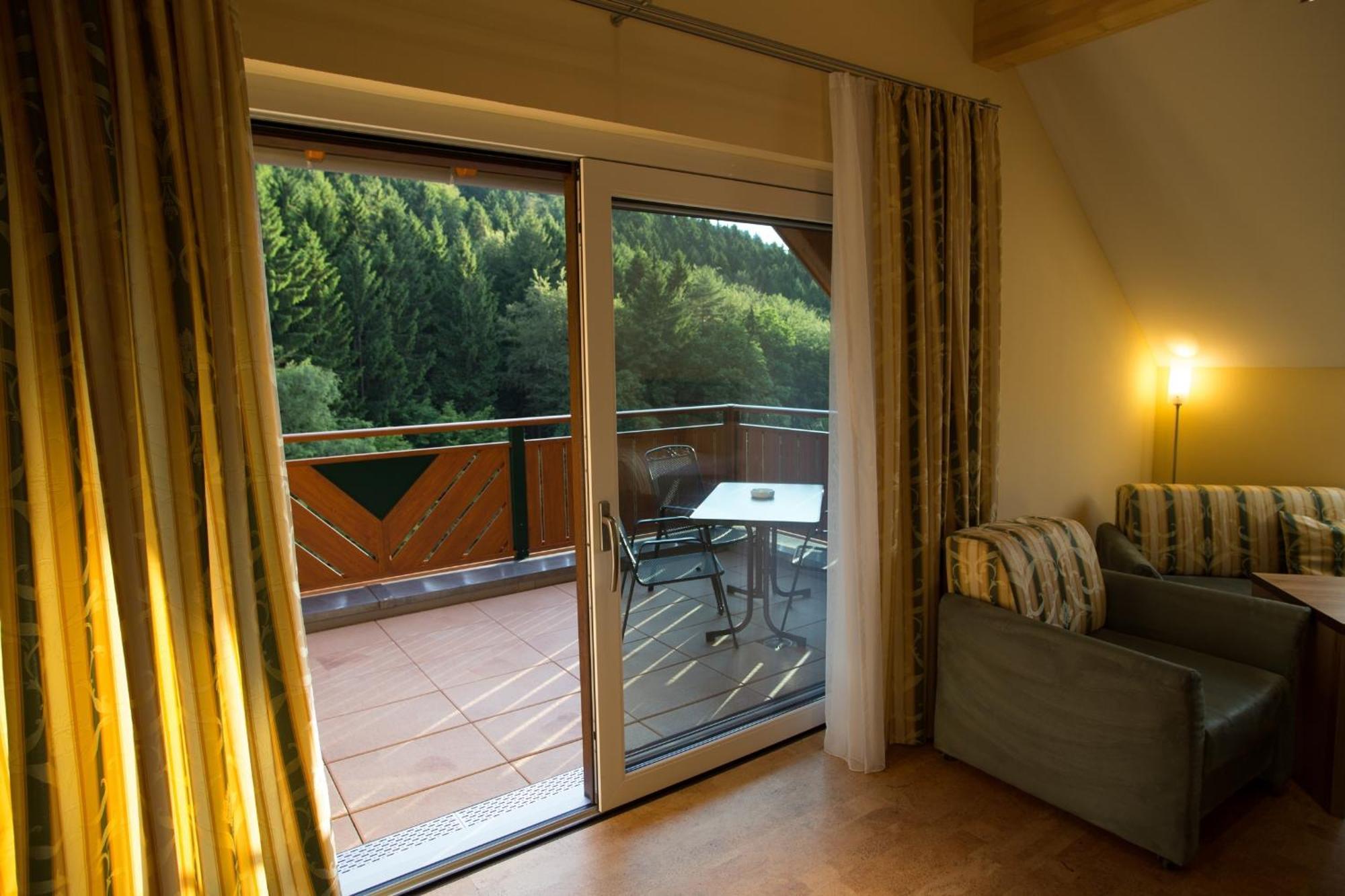 Wald-Hotel Heppe Dammbach Rum bild
