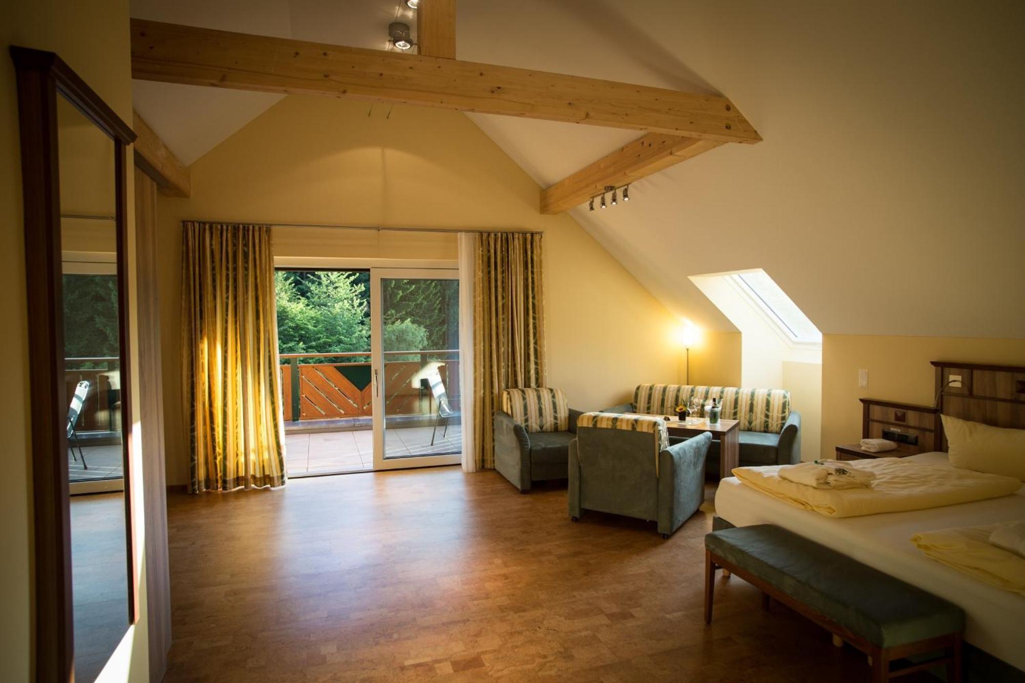 Wald-Hotel Heppe Dammbach Rum bild