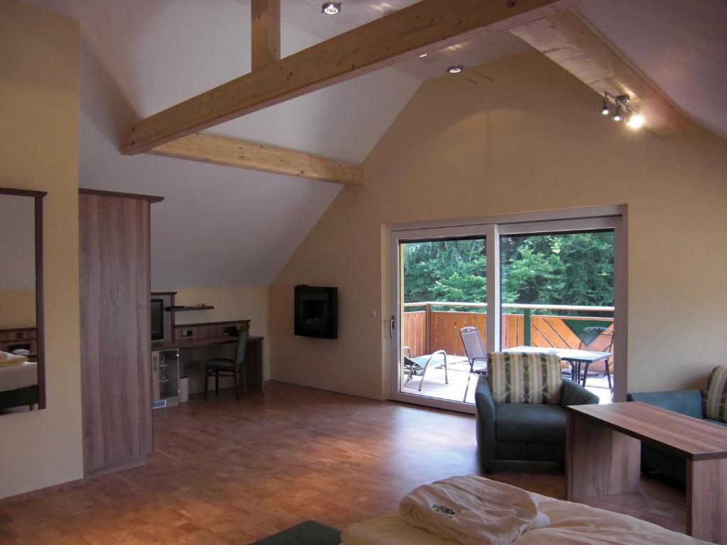 Wald-Hotel Heppe Dammbach Rum bild